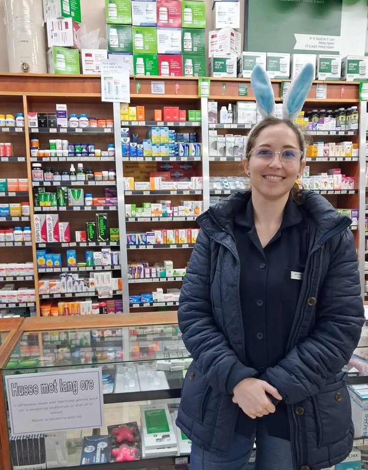 ’n Lid van die span in die winkel